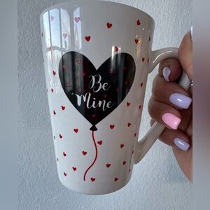 Be Mine - White and Black Heart Mug with Romantic Design. 10 onz NWOT